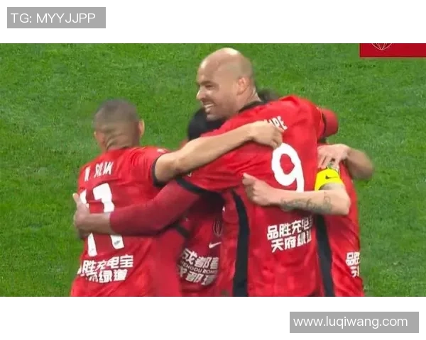 世界杯焦点战拜仁逆转曼联争议判罚引发全场热议